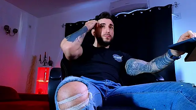 MightyAaron66 live sex cam