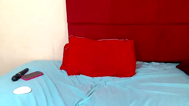 HugeTitisxx's cam snapshot