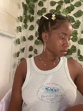 MISSMAYMADMYDAY's cam snapshot