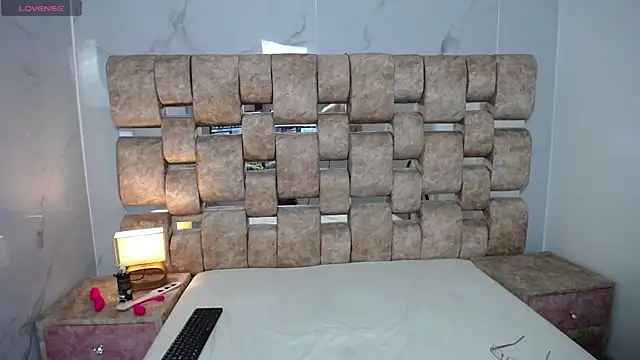 LucyyLeo's cam snapshot