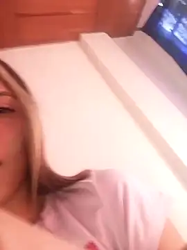 Sweetprouble_17's cam snapshot