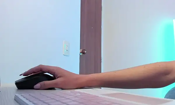 canelleGarces's cam snapshot