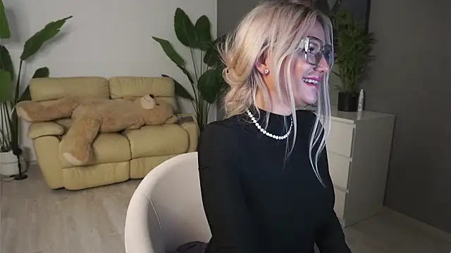 SweetBlondy35's cam snapshot