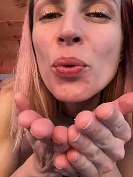 LittleLoftAngel's cam snapshot