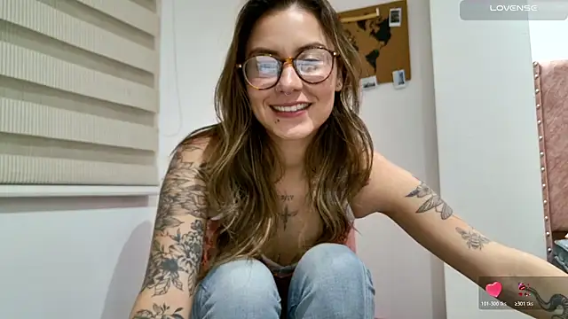 Emmy_petit's cam snapshot