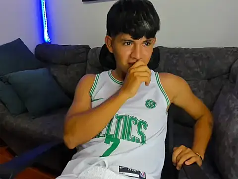 Mikke18 live sex cam