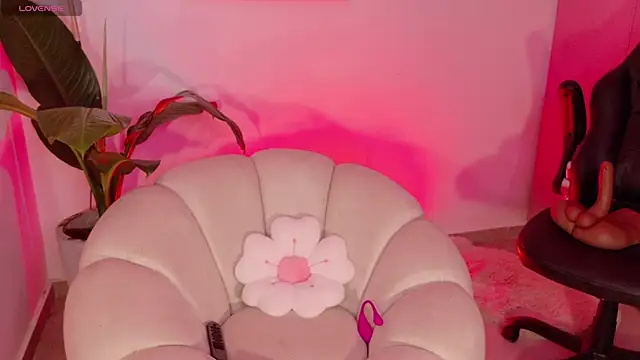 sarawinstone's cam snapshot