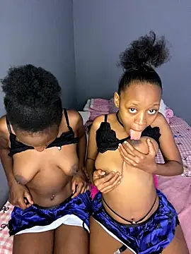 SexyPetitex25's cam snapshot