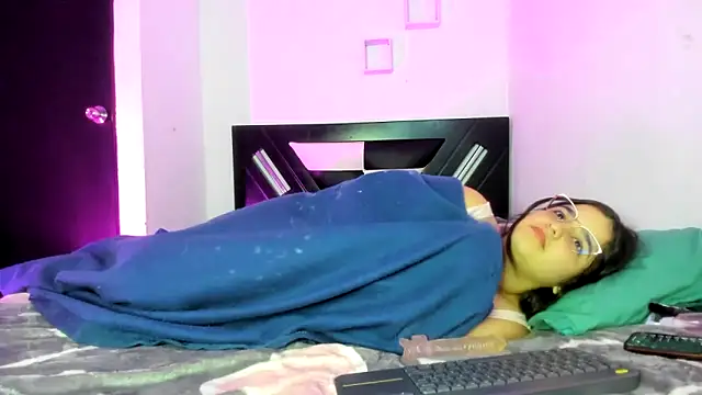 Babyhoney18's cam snapshot