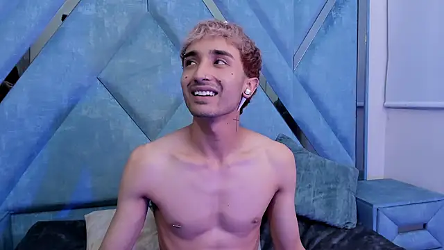 LauryAndNarem69's cam snapshot