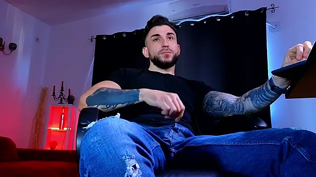 MightyAaron66 live sex cam