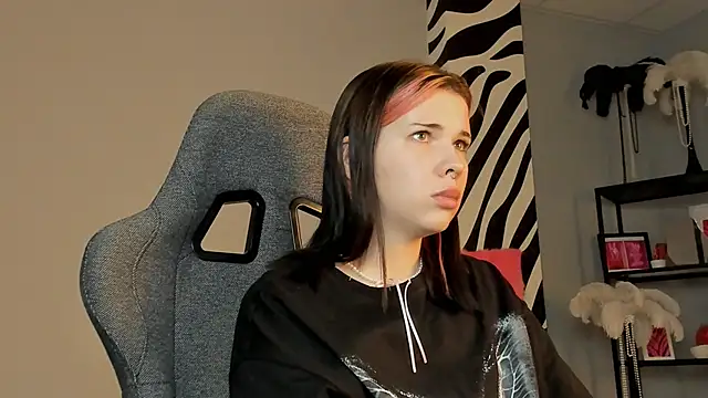 AliceSunday's cam snapshot