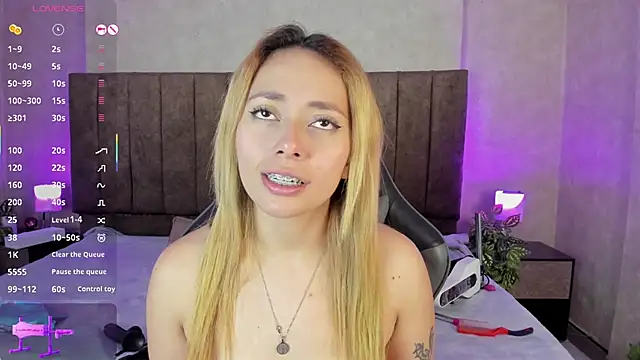 LanaMills_'s cam snapshot