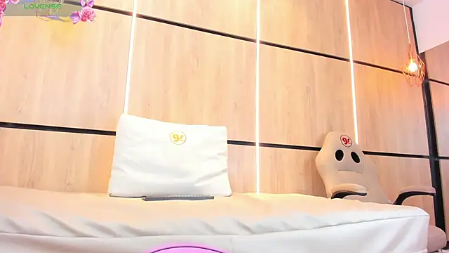 adela_chase's cam snapshot