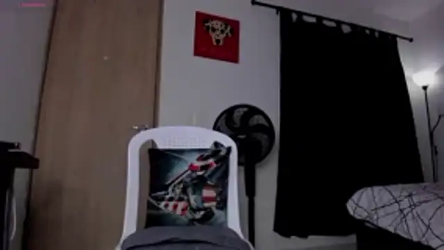 Cloudy_pigDude live sex cam