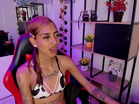 KarlaSlutSkinny__'s cam snapshot