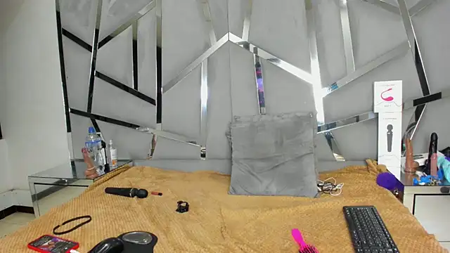 Catherinee69_x's cam snapshot