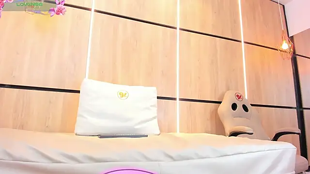 adela_chase's cam snapshot