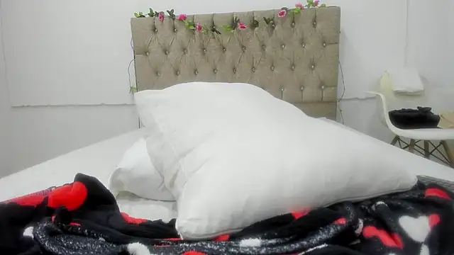 Katey_curvy01's cam snapshot