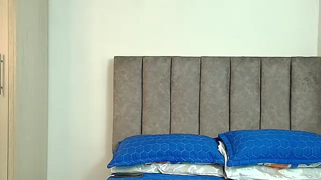 karina_lewis_'s cam snapshot