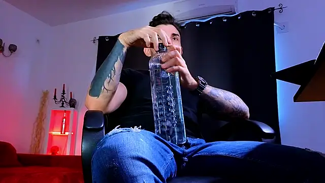 MightyAaron66 live sex cam