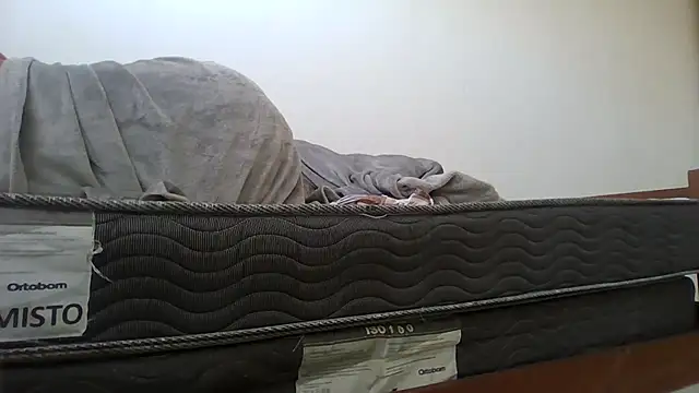 JUNINHOLEKEJR live sex cam