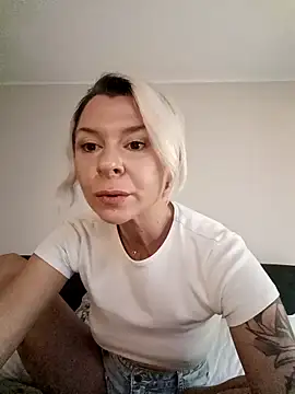 Raluca_Fr's cam snapshot