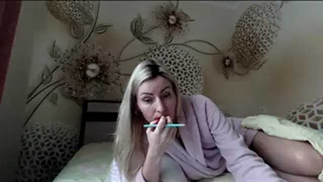 Yourrealgirl's cam snapshot