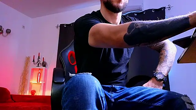 MightyAaron66 live sex cam