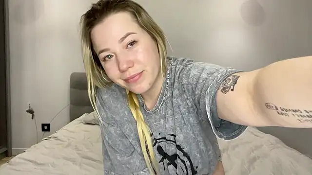 Embersweetbunny's cam snapshot