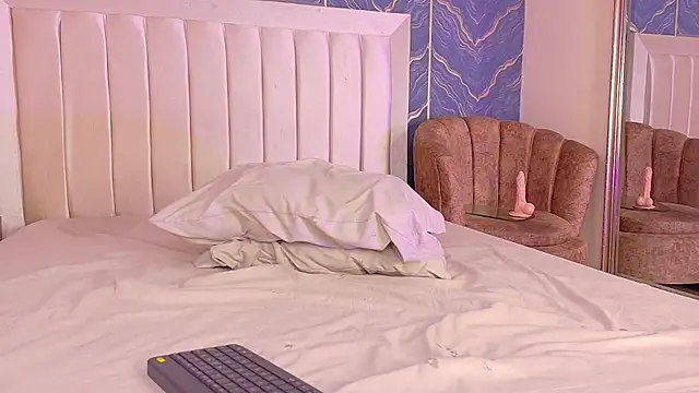 iam_nicolle's cam snapshot