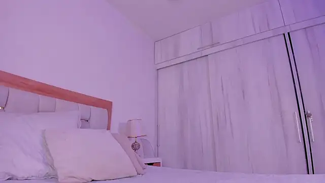 mia_hank's cam snapshot