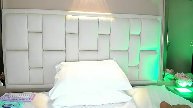 AvyMilton's cam snapshot