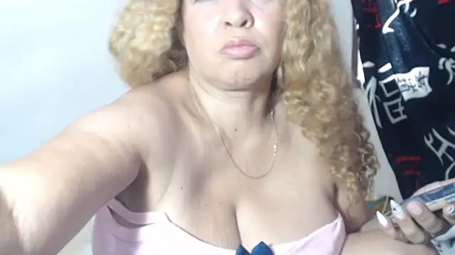 BustyAmanda's cam snapshot