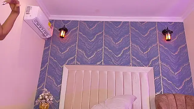 iam_nicolle's cam snapshot