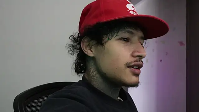 trieone live sex cam