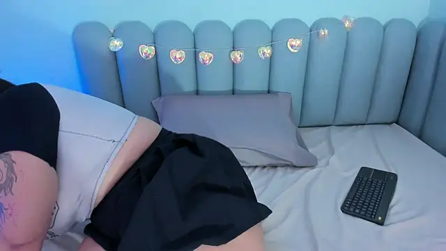 curvy_rousi's cam snapshot