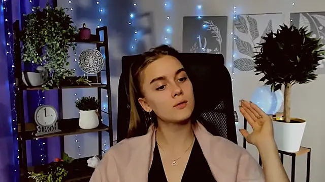 JuneWoods's cam snapshot