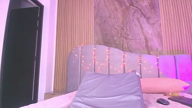 chloe_leroy_'s cam snapshot