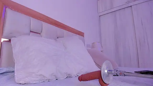 mia_hank's cam snapshot