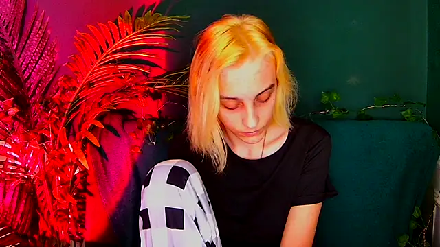 MiilaGlow live sex cam