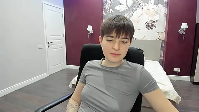 EmiliaYours's cam snapshot