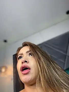 MayaMoanXXX's cam snapshot