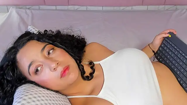 BellaSwwan's cam snapshot