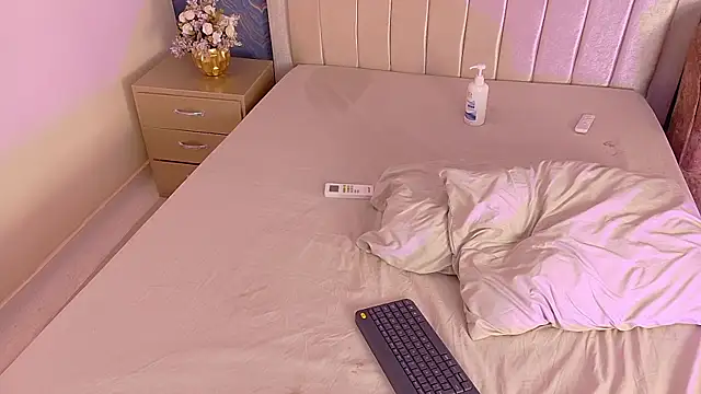 iam_nicolle's cam snapshot