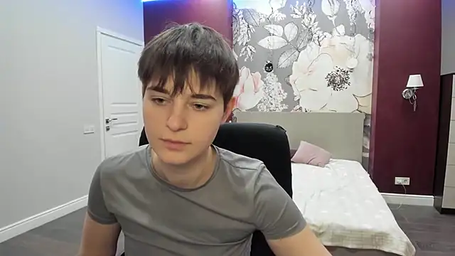 EmiliaYours's cam snapshot