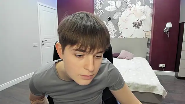 EmiliaYours's cam snapshot