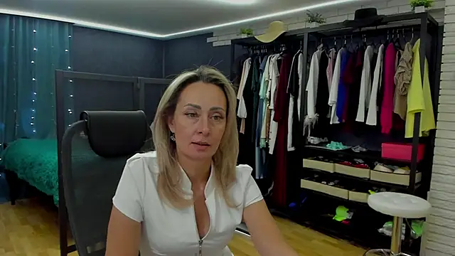 Julia_Cherry_'s cam snapshot