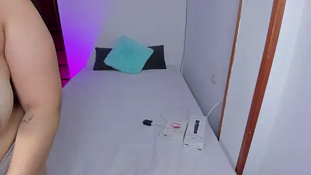 iris_torrez_'s cam snapshot