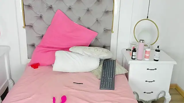 SkinnyGirl_28's cam snapshot